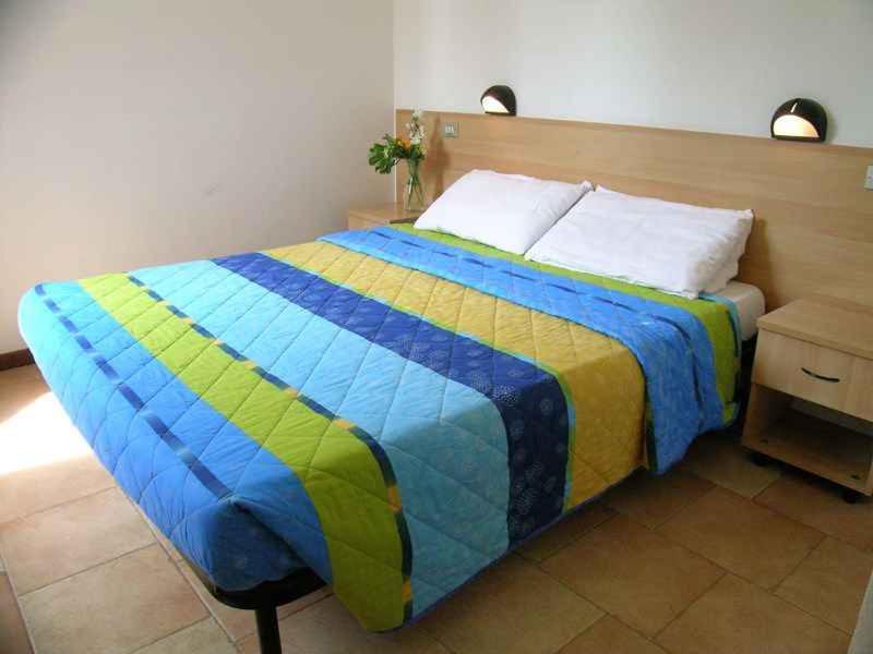 Camping Bella Italia In Peschiera Del Garda - Gardasee Apartman Kültér fotó